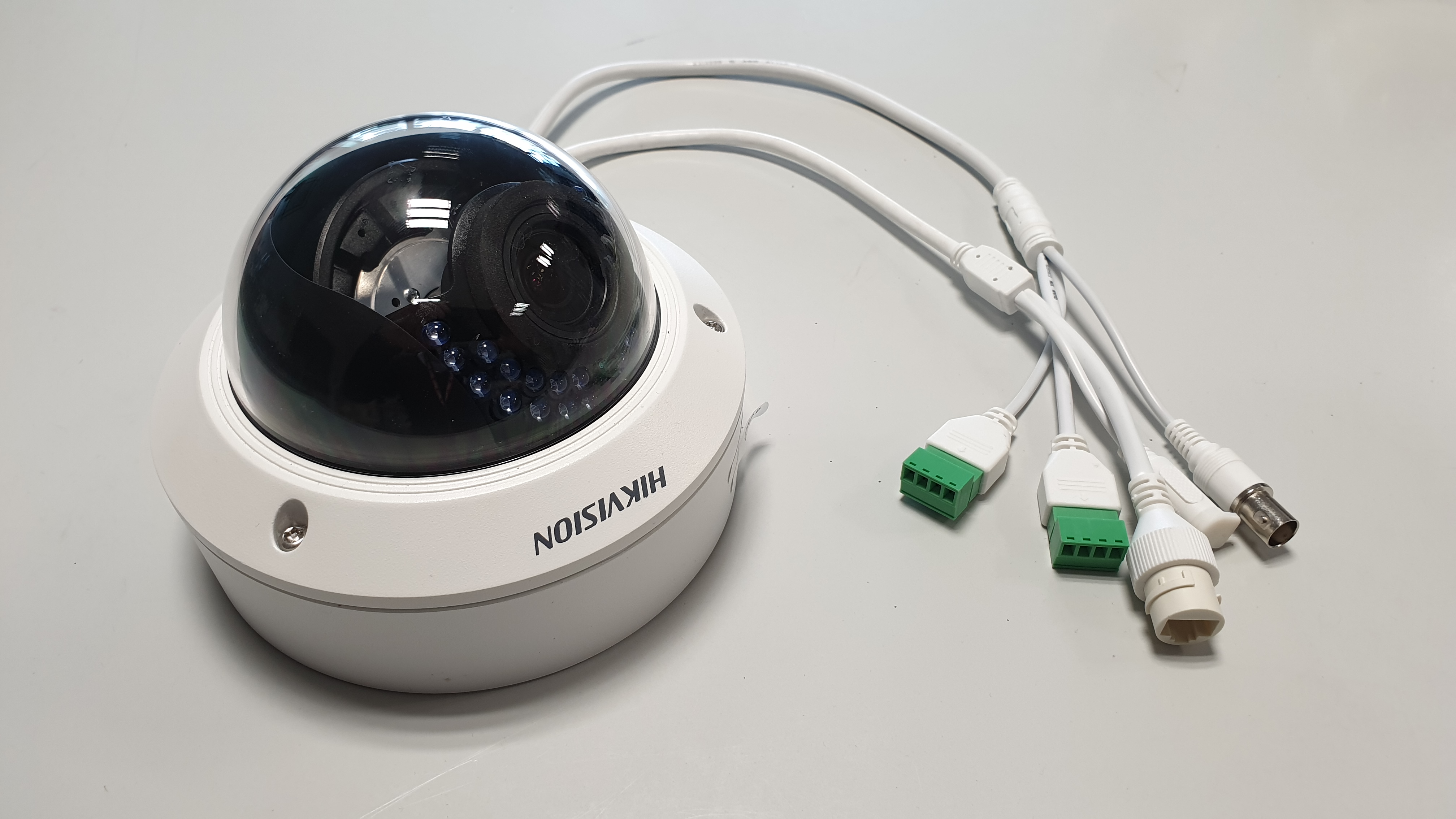 Caméra IP Hikvision DS-2CD2742FWD-IS