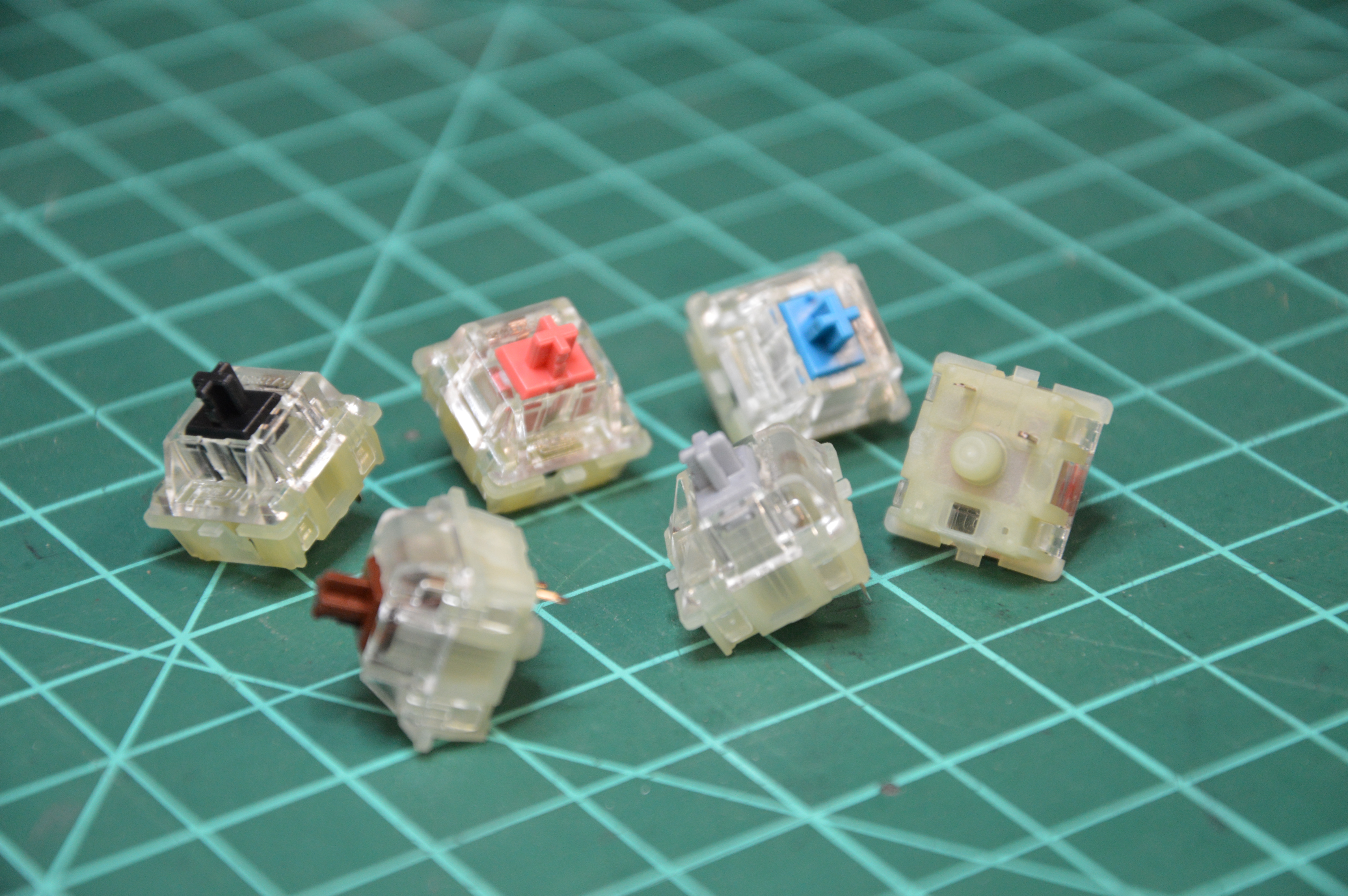 Quelques exemplaire des switchs Cherry MX pour clavier